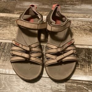 Teva tan/gray pink sandals, are used sz 7